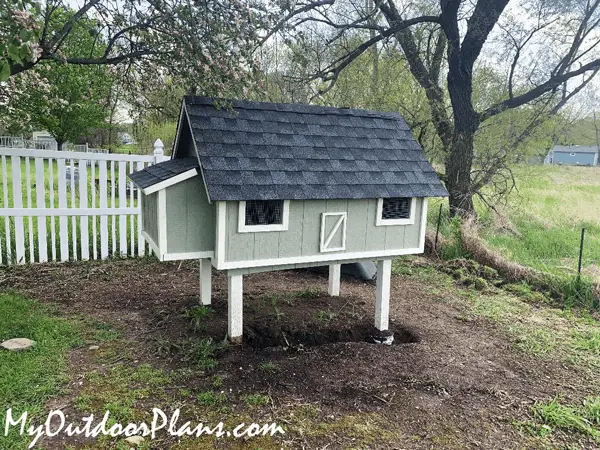 Elevated chicken coop portable size